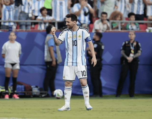 Messi firma un hat-trick y Argentina vence 3-0 a Argelia
