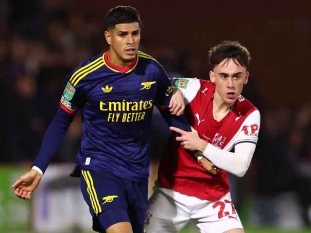 Piero Hincapié regresa con Arsenal y cae en la Carabao Cup