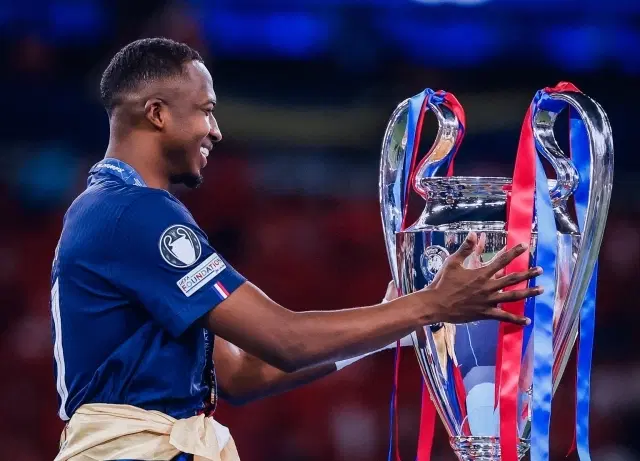 Willian Pacho se une al selecto grupo de bicampeones