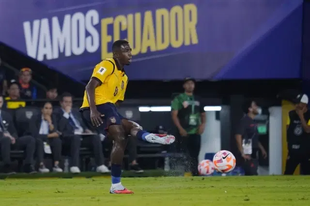 Liverpool, campeón de la Premier, apunta alto: prepara una oferta de USD 75 millones por Willian Pacho en 2026