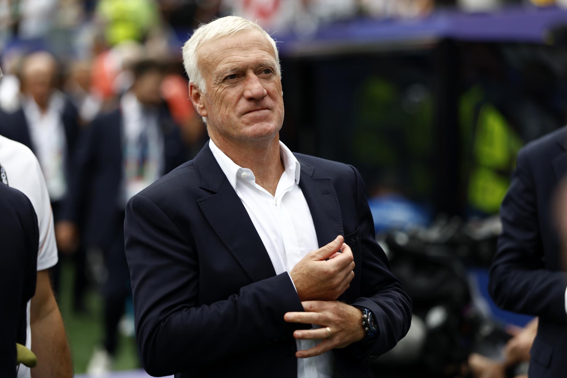 Deschamps no se retira y evalúa ofertas tras Francia