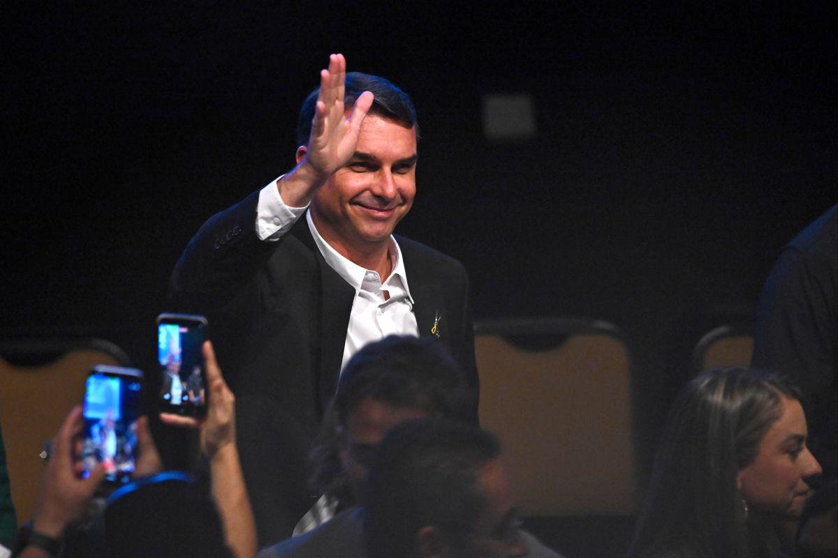 Flávio Bolsonaro denuncia problemas para registrar su candidatura