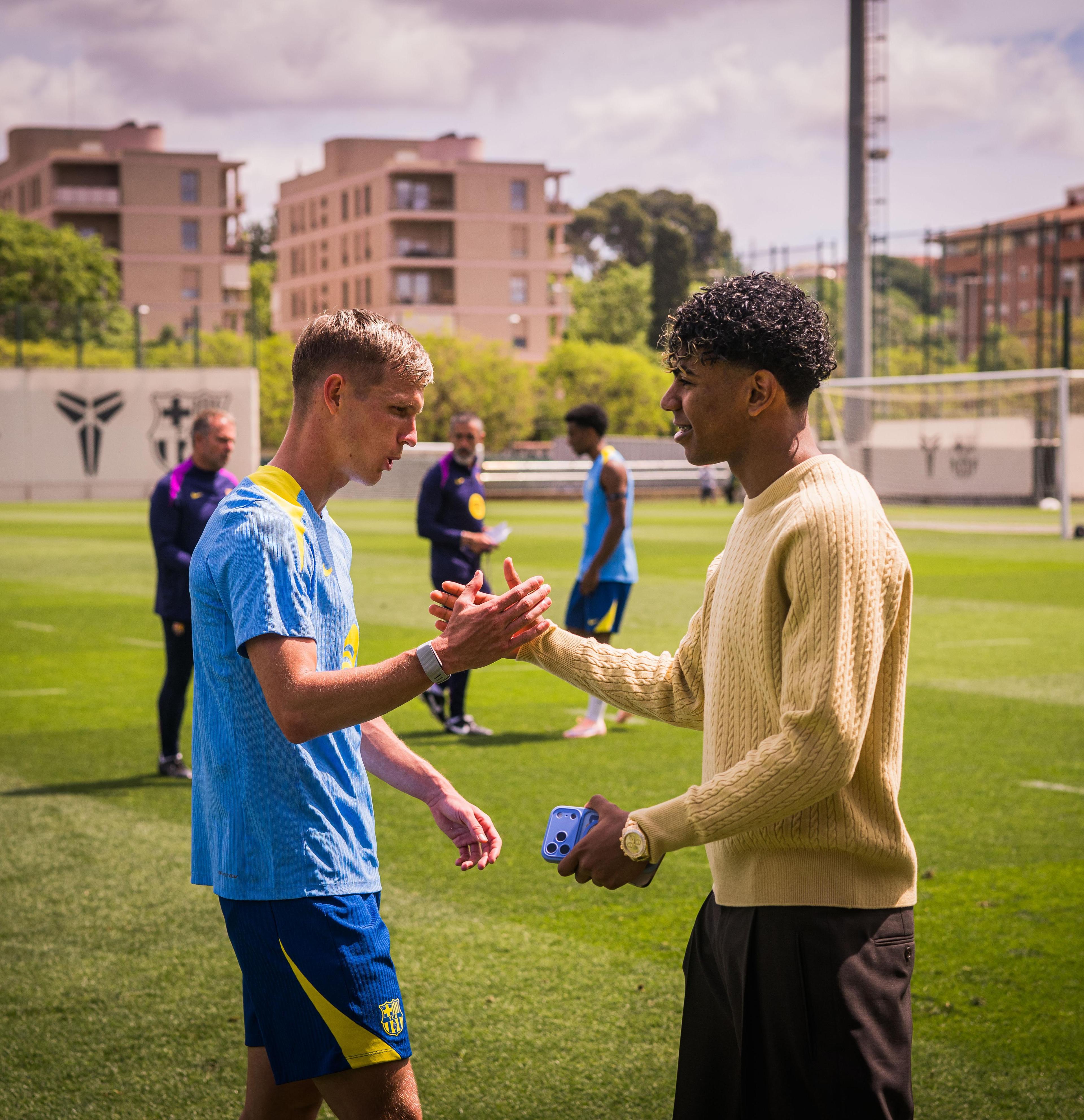 Lamine Yamal visitó a sus compañeros y Gavi expresó la ambición del Barça