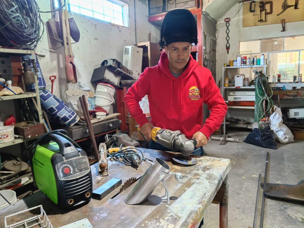 Jaime Vásquez retoma su taller en Cuenca tras ser deportado