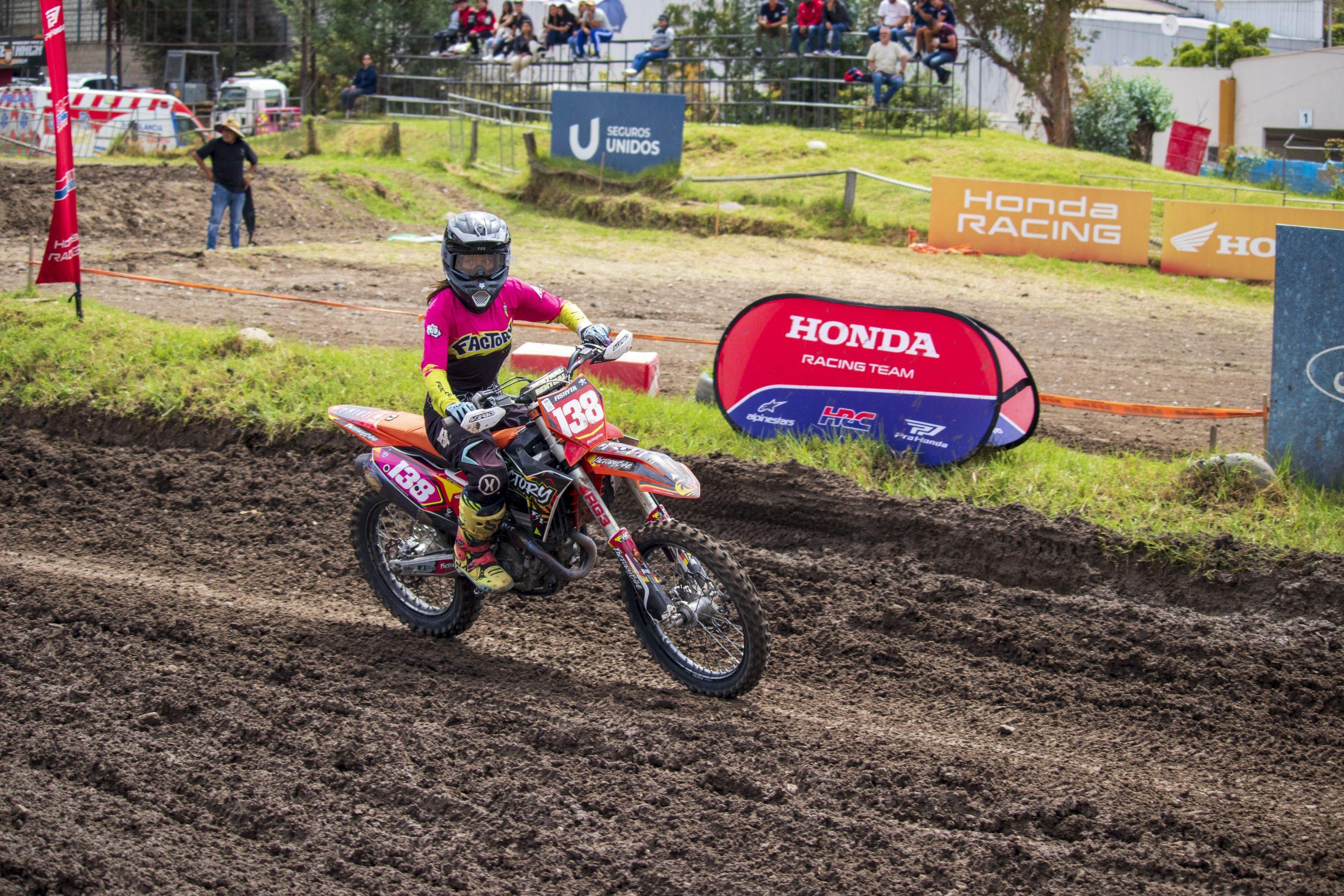 Fernanda Carrillo lidera el Nacional de Motocross en Cuenca