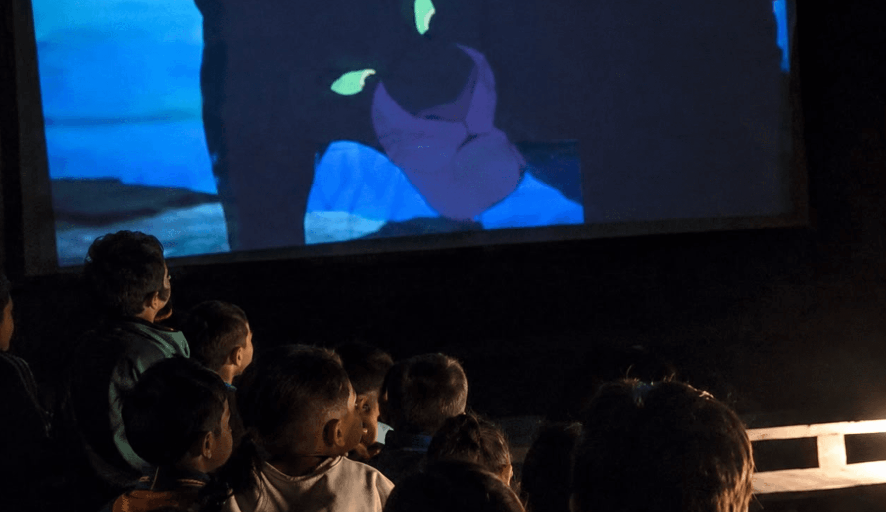 WÁKU lleva cine a niños indígenas en la selva de Taisha