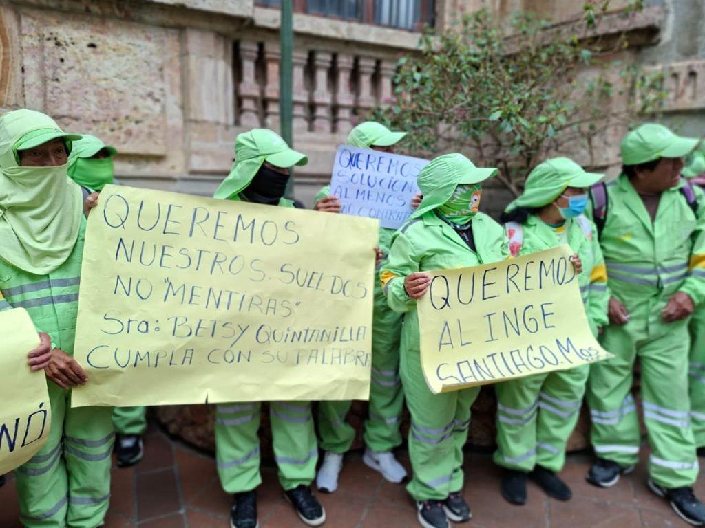 65 'hormiguitas chuas' paralizan labores en Cuenca por sueldos atrasados