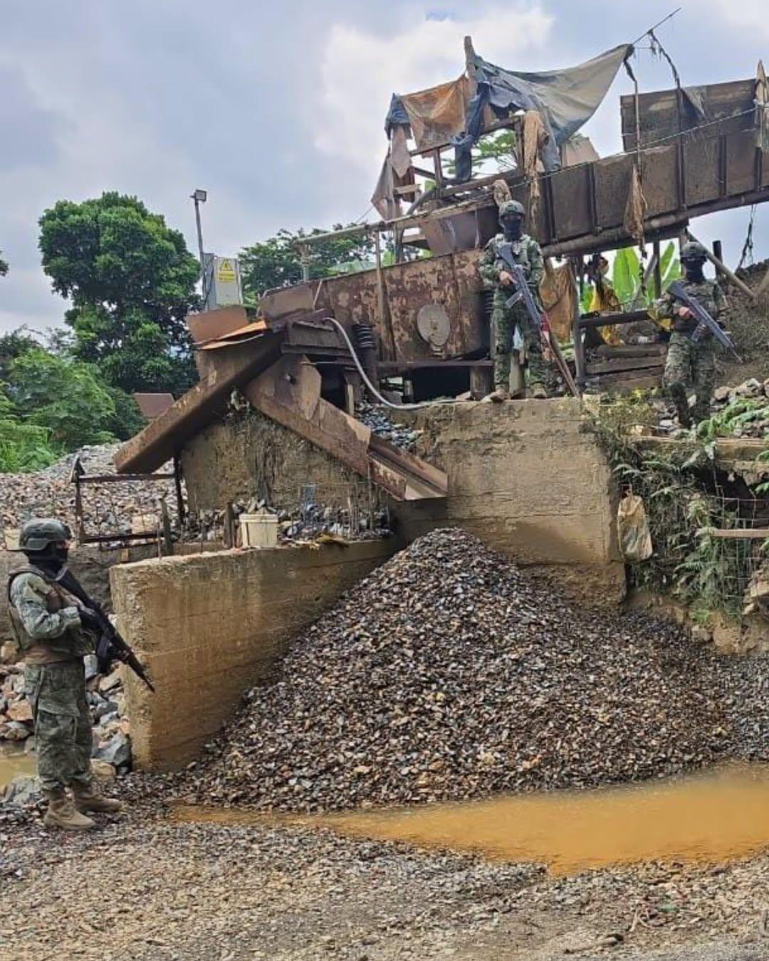 Fuerzas Armadas inhabilitan maquinaria en operativo antiminero en Ponce Enríquez