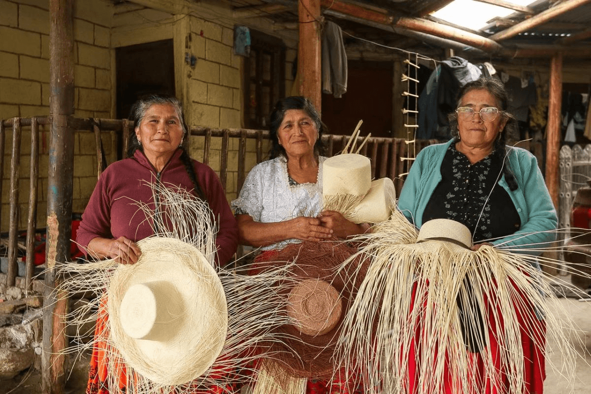 Artesanas de Cuenca sostienen el tejido de paja toquilla pese a bajos pagos: ¿cuánto reciben por un sombrero?