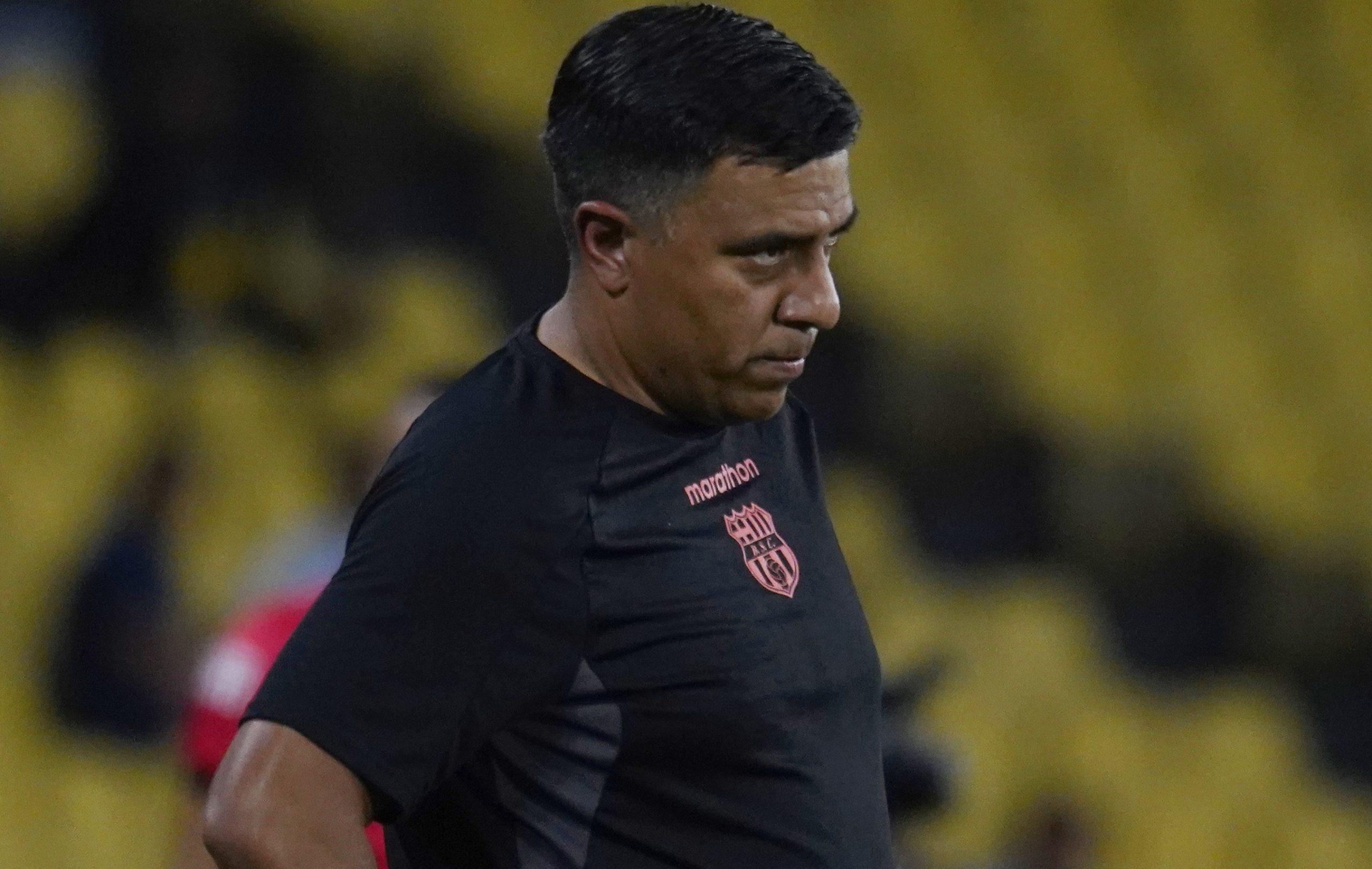 César Farías es destituido como entrenador de Barcelona