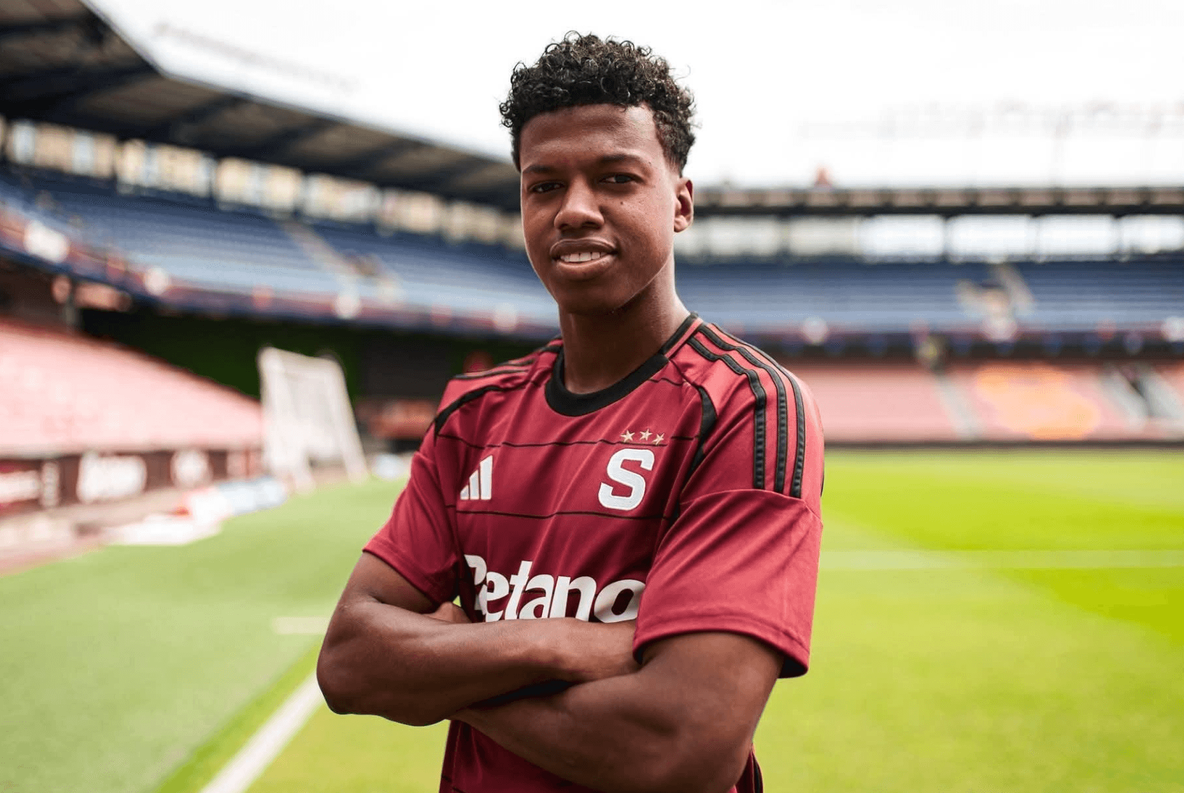 John Mercado titular ante Olympique de Lyon en Champions League