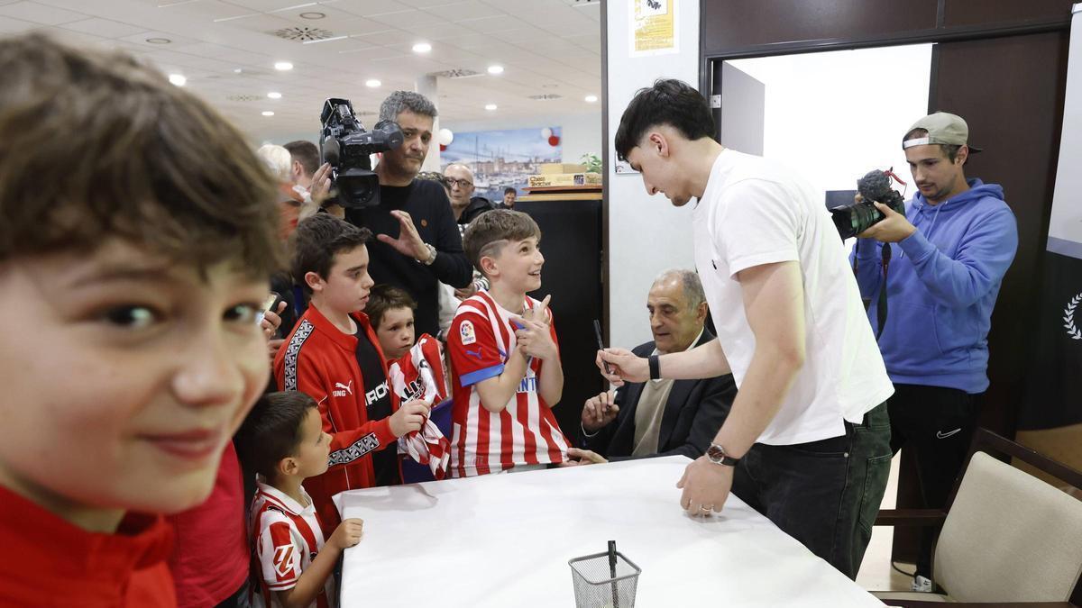 Andrés Ferrari desea continuar en el Sporting de Gijón