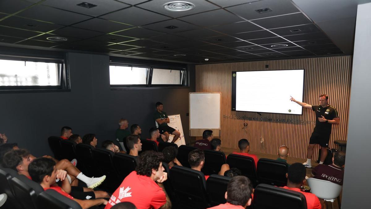 Sporting Gijón recibe charla arbitral en Mareo