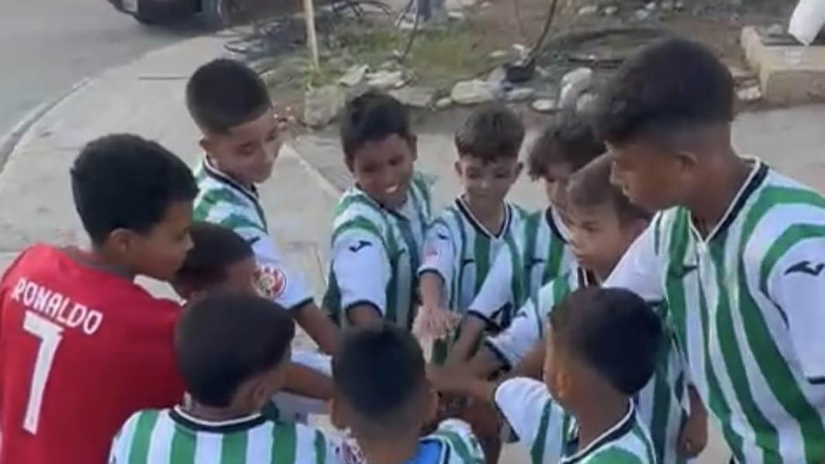 Camisetas del Córdoba CF llegan a niños en Venezuela