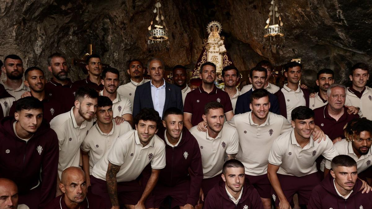 La plantilla del Sporting inicia la temporada con fe en Covadonga
