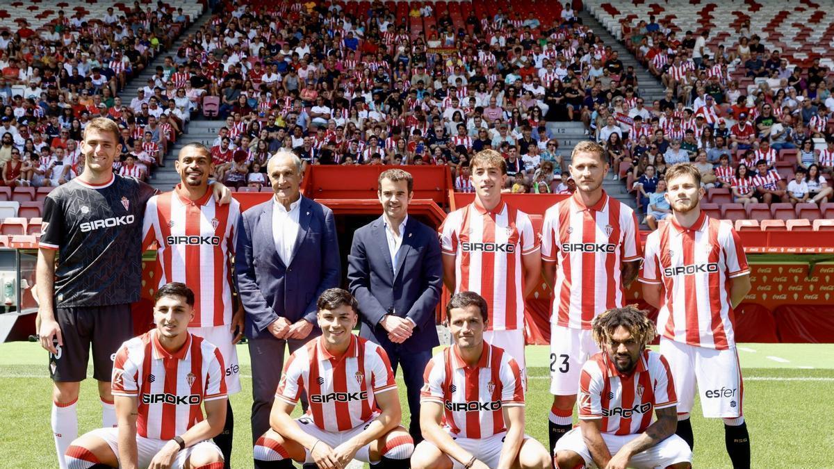 El Sporting de Gijón recibe con optimismo a sus nuevos fichajes en El Molinón