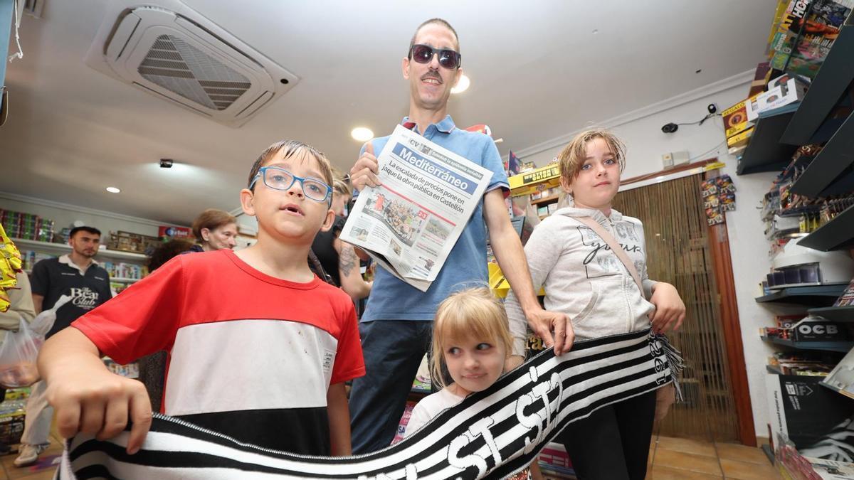 La bufanda de la ilusión triunfa en los quioscos de Castellón