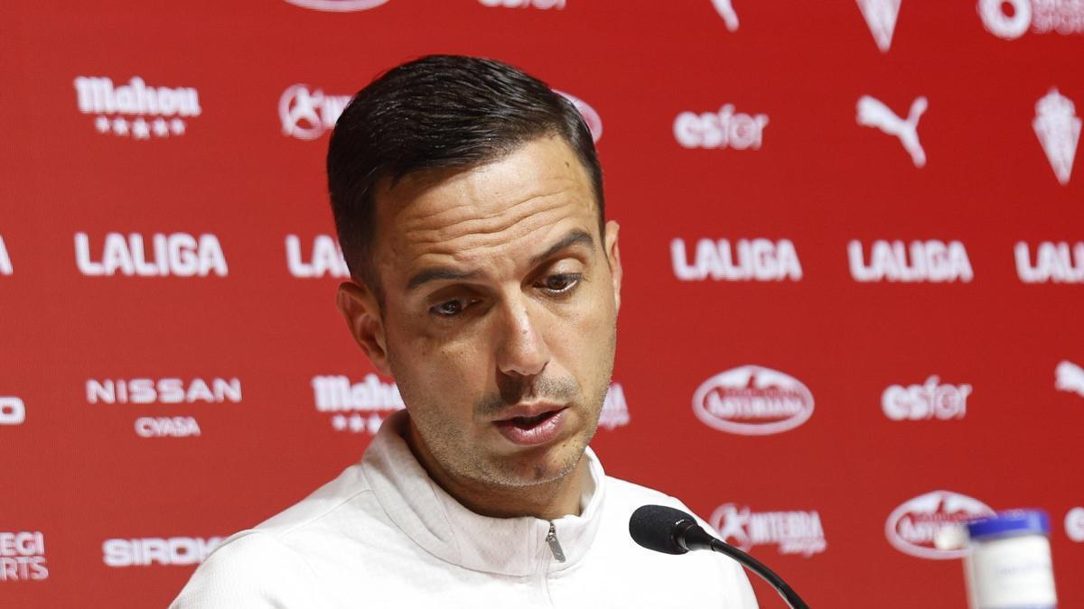 La despedida de Borja Jiménez como entrenador del Sporting en Mareo: "No habría firmado terminar con 61 puntos"