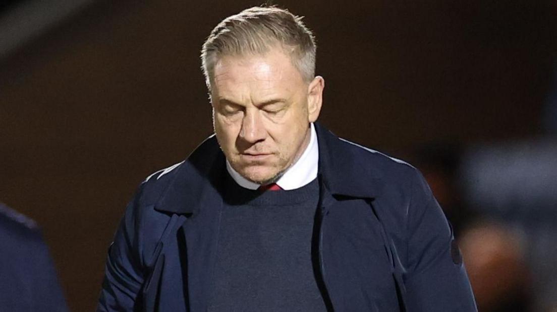 Crawley Town destituye a Scott Lindsey tras racha de diez partidos sin ganar