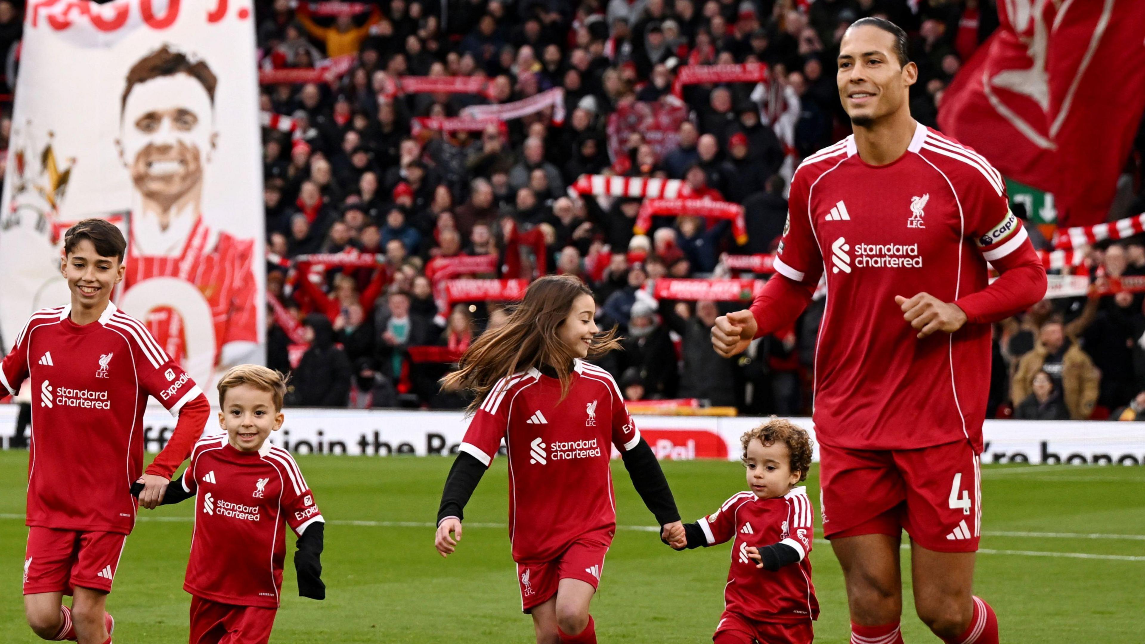 Anfield rinde homenaje a Diogo Jota en un emotivo Liverpool vs Wolves