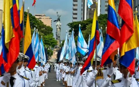 Más de 7.000 estudiantes desfilaron por el centro de Guayaquil