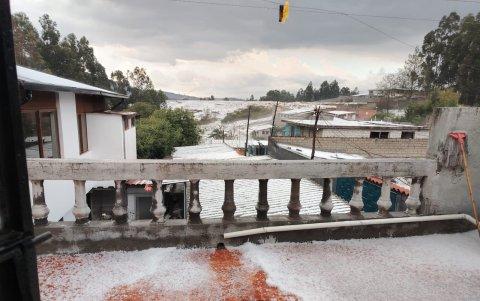 Granizo y lluvias afectan tránsito en Valle de Los Chillos, Quito