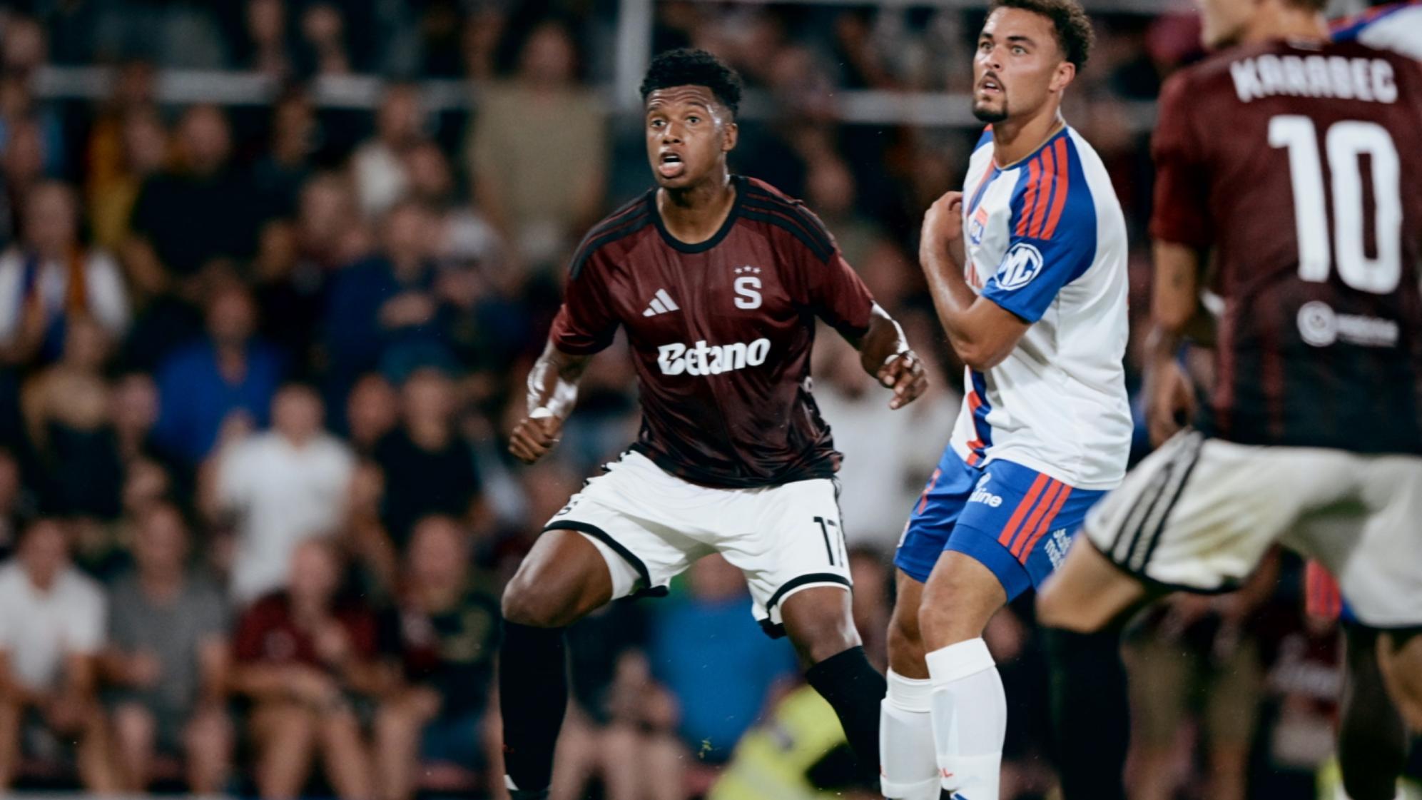 John Mercado anota gol en el triunfo del Sparta Praga ante el Lyon