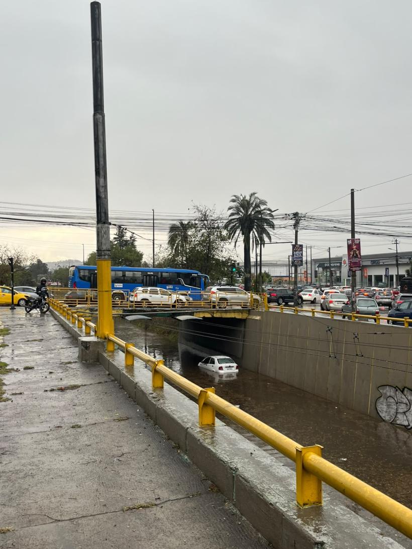 Fuerte lluvia con granizo causa estragos en Quito por 'Cordonazo de San Francisco'