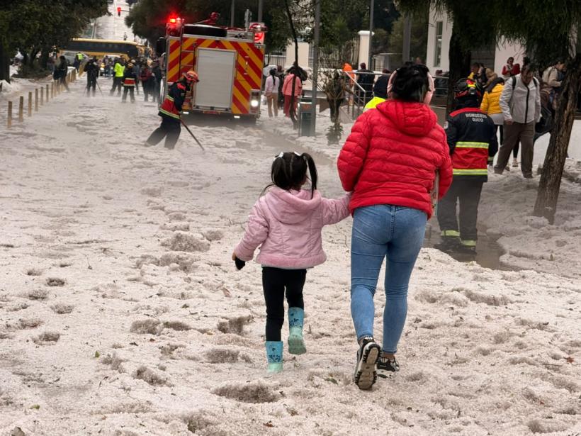 Granizada inusual pinta de blanco a Quito y sorprende a sus habitantes