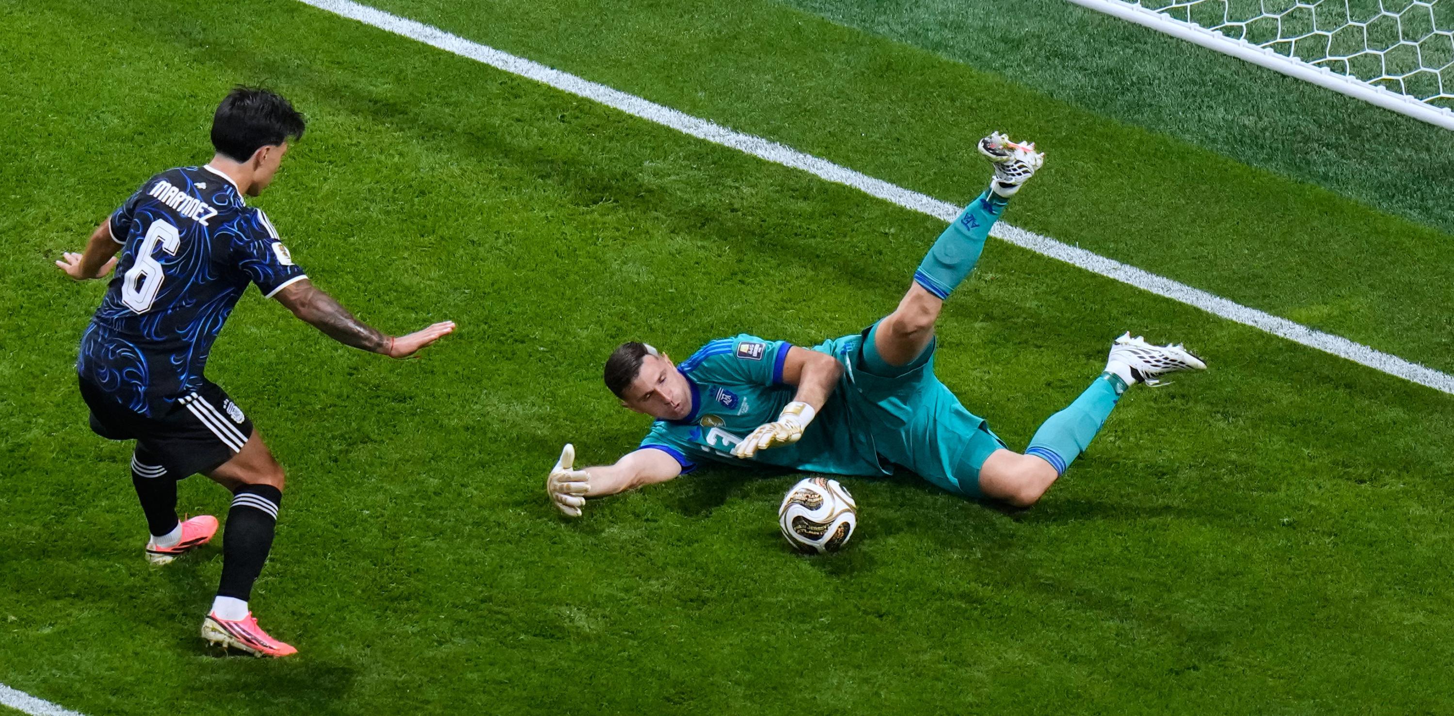 Dibu Martínez rompe récords históricos de Argentina en los Mundiales