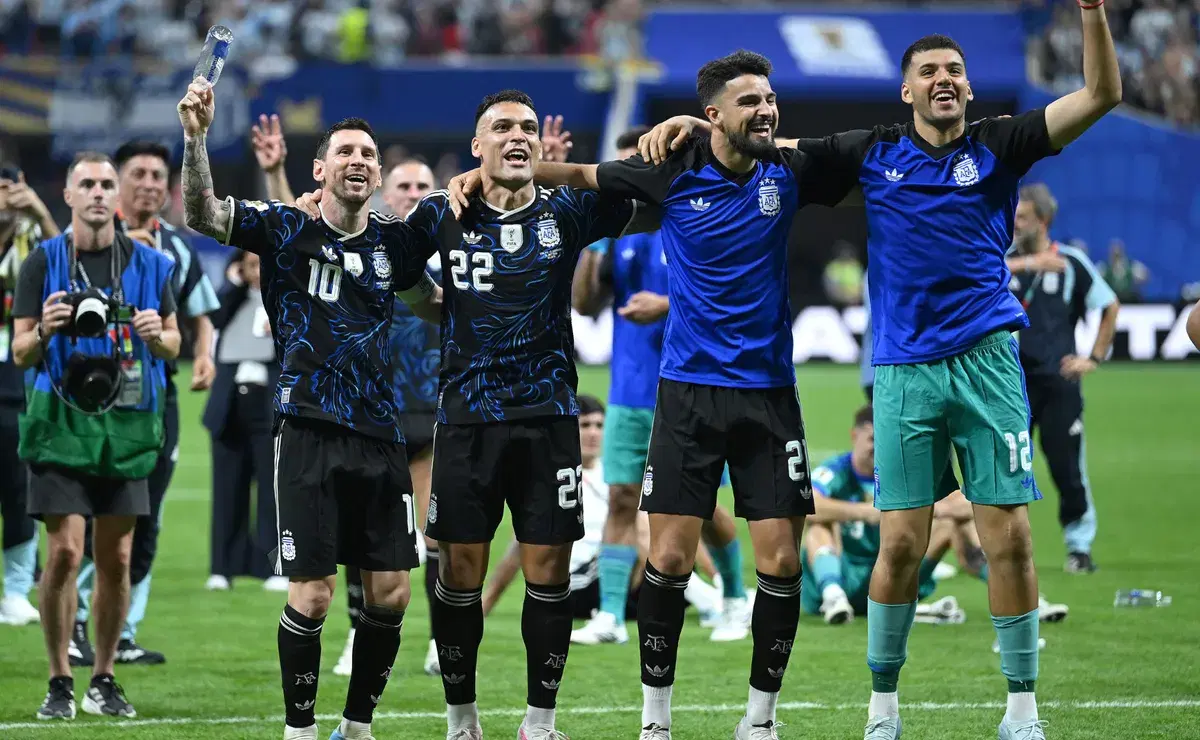 Polémica: Argentina festejó con una bandera de Las Malvinas tras vencer a Inglaterra