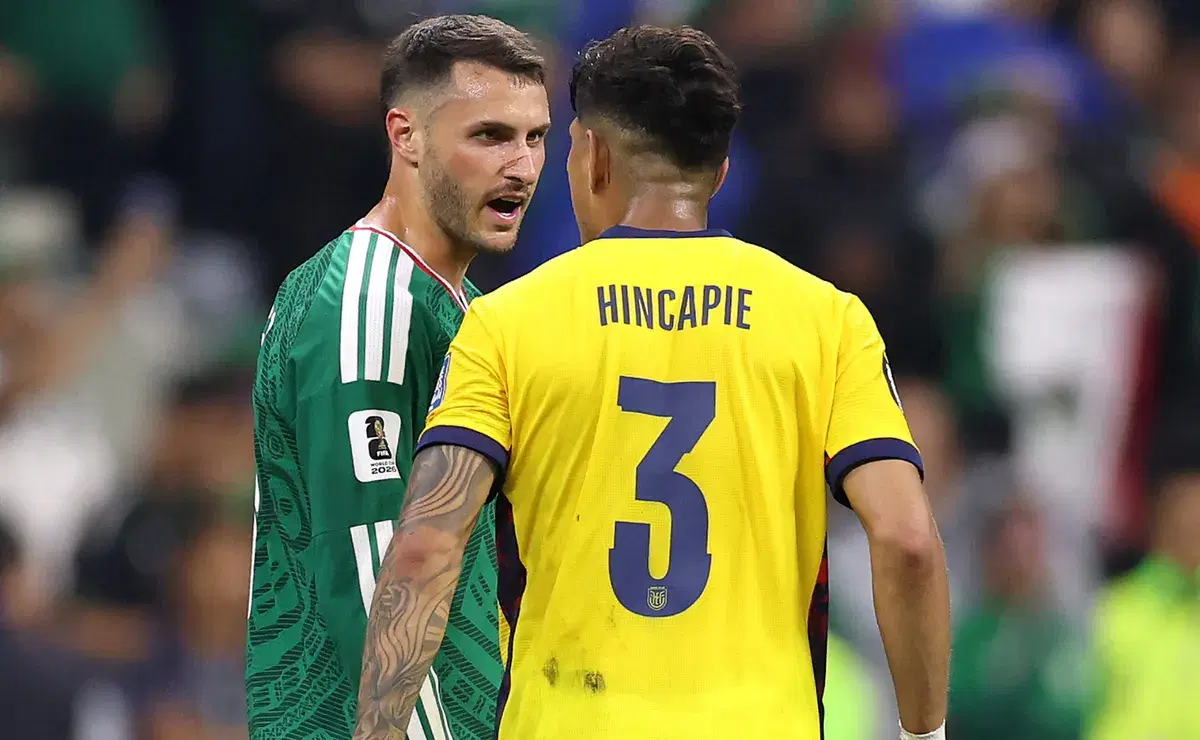 ¡Santiago Giménez cuenta detalles de lo que le dijo Piero Hincapié!
