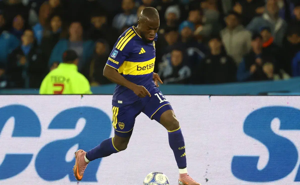 Enner Valencia decepciona en Boca Juniors con un remate fallido ante Racing, generando críticas de los hinchas