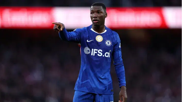 Moisés Caicedo multado por conducir sin licencia en Inglaterra