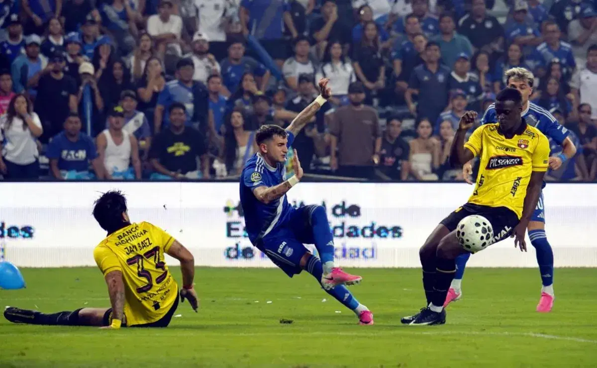 Barcelona SC y Emelec compiten por Gregori Anangonó para 2027