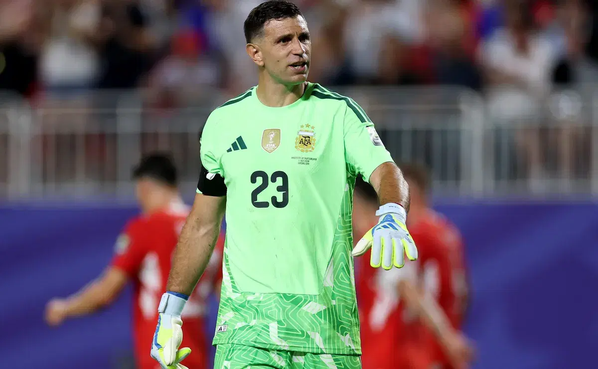Dibu Martínez seguirá en Aston Villa antes de la semifinal ante Inglaterra