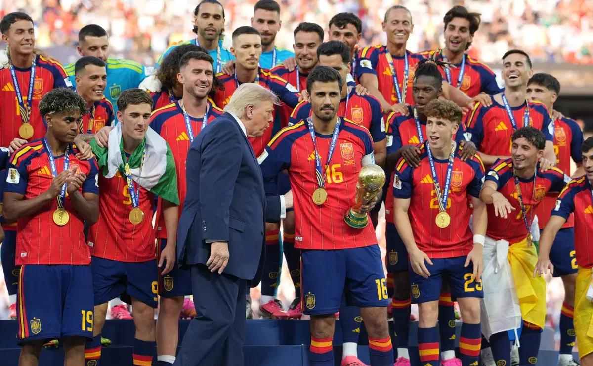 En España alaban al argentino que no dio la espalda en la ceremonia