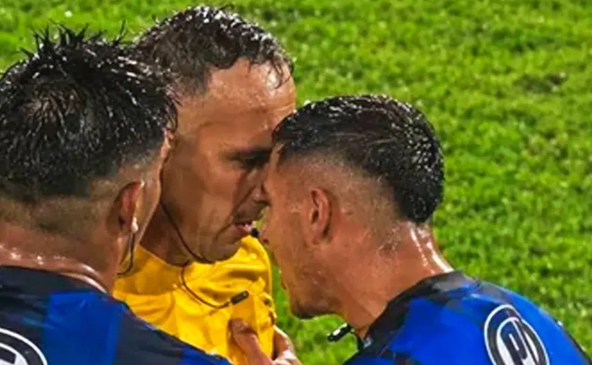¡Jugador de Huachipato SE VOLVIÓ LOCO y quiso CABECEAR al Árbitro! (VIDEO)