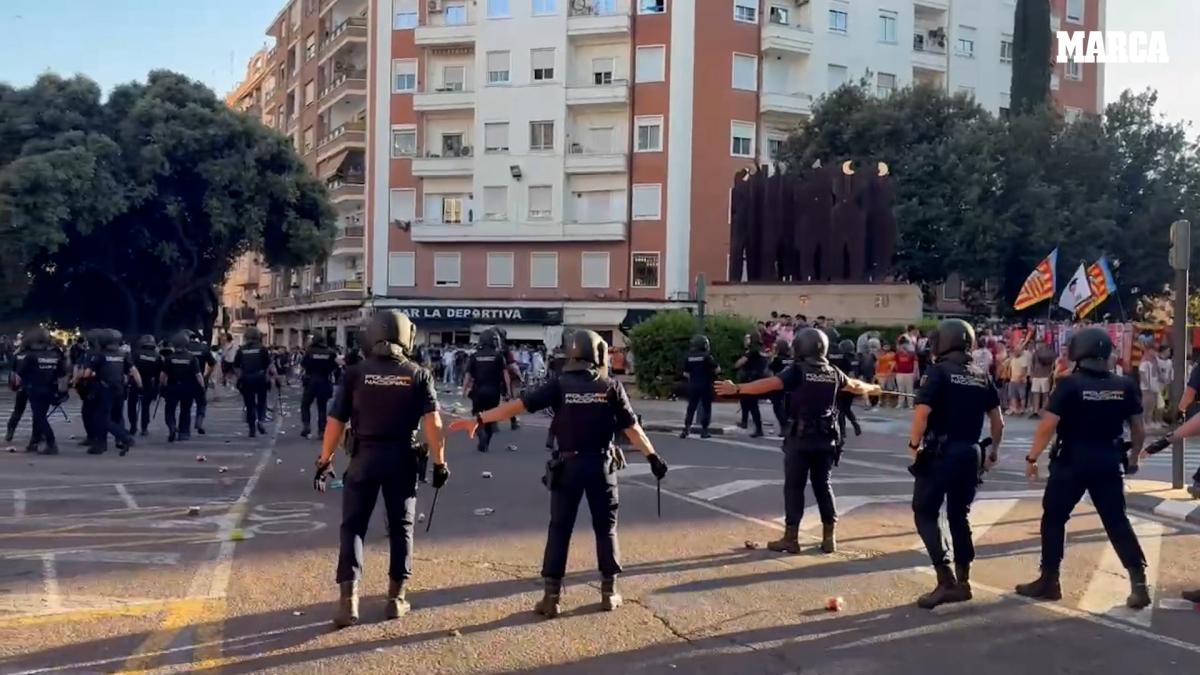 Tensión en Mestalla: cargas antes del partido Valencia - Barcelona