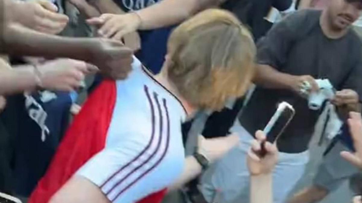 Terrorífico acoso en París a un solitario hincha del Arsenal: insultado y golpeado por decenas de ultras