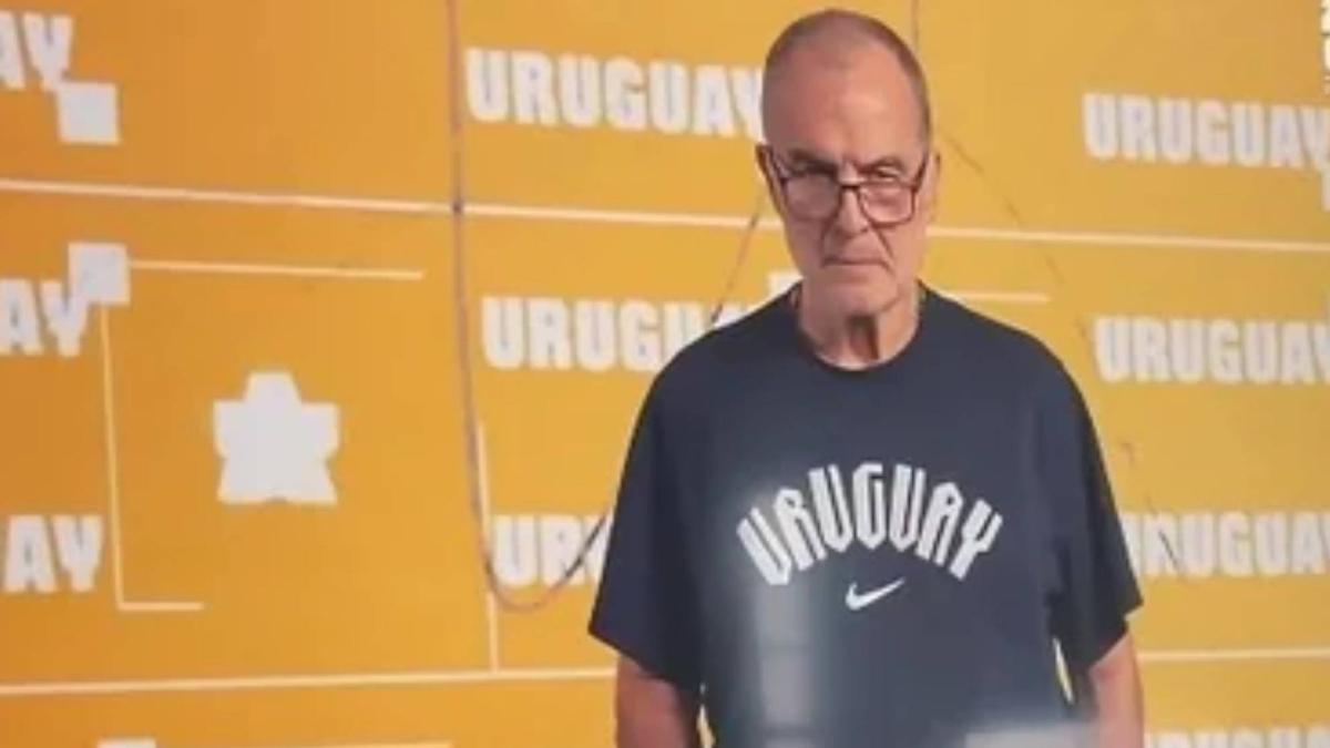 La comentada pose de presentación de Marcelo Bielsa para el el Mundial 2026 que se viraliza en Uruguay