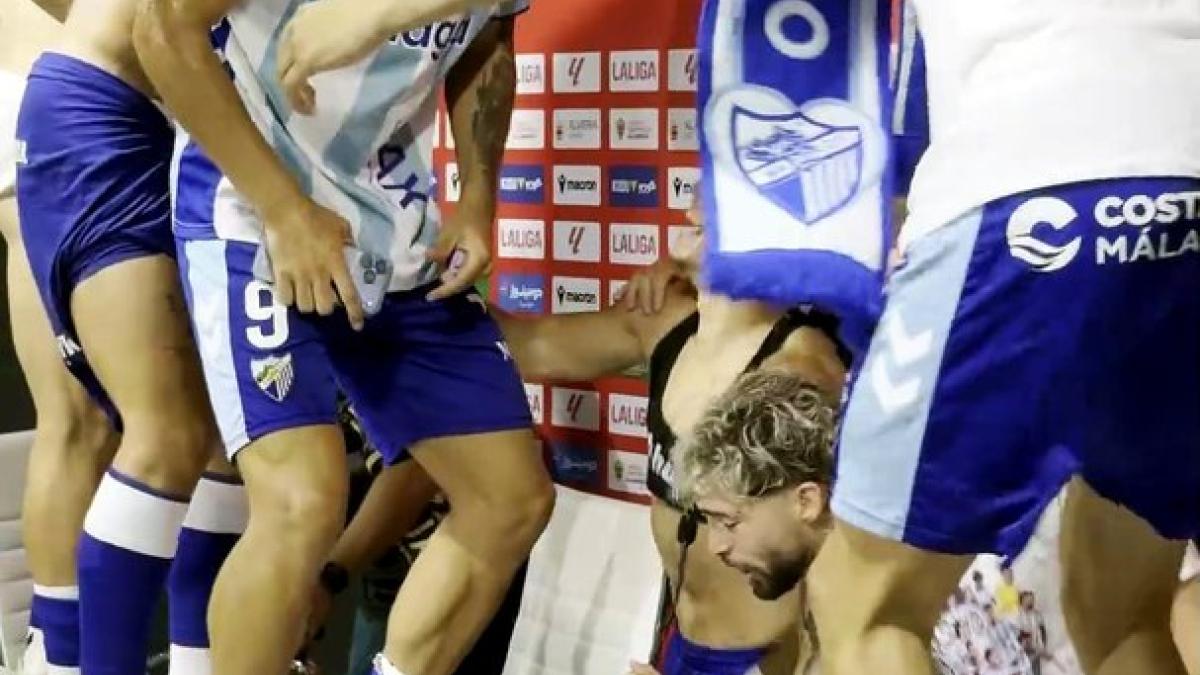 Málaga CF: Los jugadores 'asaltan' la rueda de prensa para celebrar el ascenso