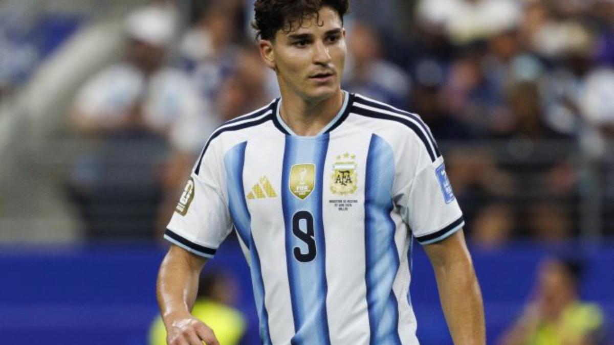 Atlético estudia DENUNCIAR al FC Barcelona por INDUCIR el incumplimiento de contrato de Julián Álvarez