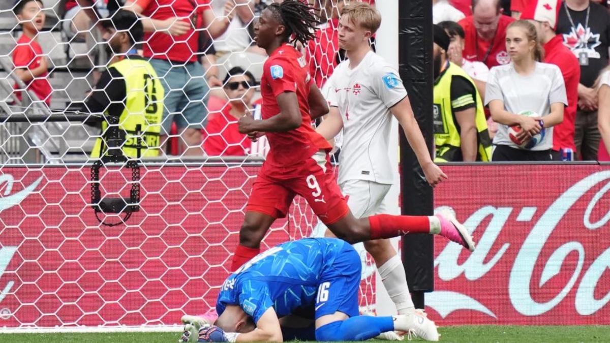 ¡GOL DE LA TRANQUILIDAD! Manzambi aseguró la victoria de Suiza ante Canadá (VIDEO)