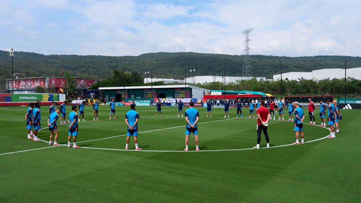La Selección Española tuvo un bonito detalle con las víctimas del terremto que ha tenido lugar recientemente en Venezuela. Antes de la sesión de entrenamiento previa al duelo ante Uruguay, los de Luis de la Fuente guardaron un respetuoso minuto de silencio en su memoria.