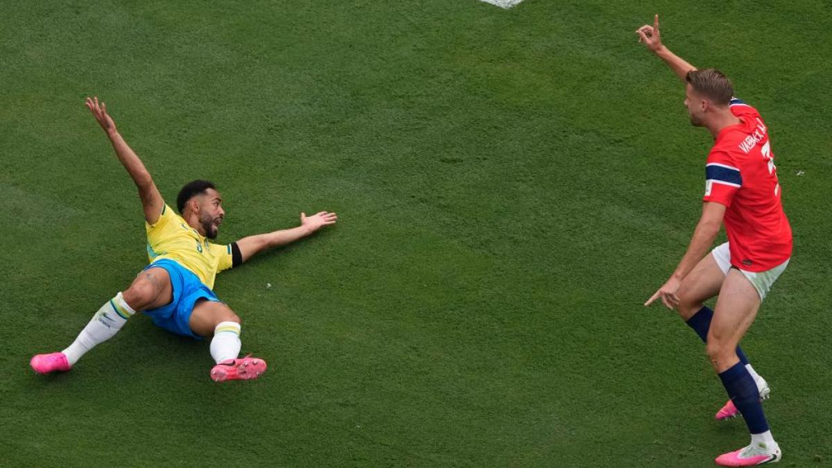 Ismail Elfath, otra polémica: penal claro en Brasil-Noruega