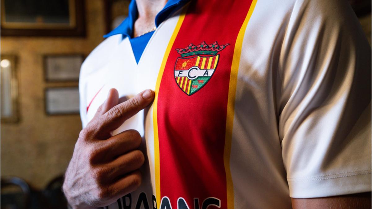 El Andorra recupera el escudo original para la segunda equipación