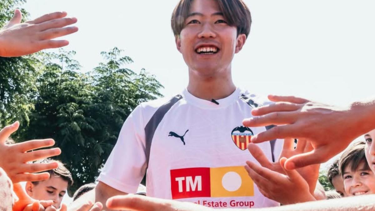 La llamada de Corberán que impulsó a Sato a fichar por el Valencia
