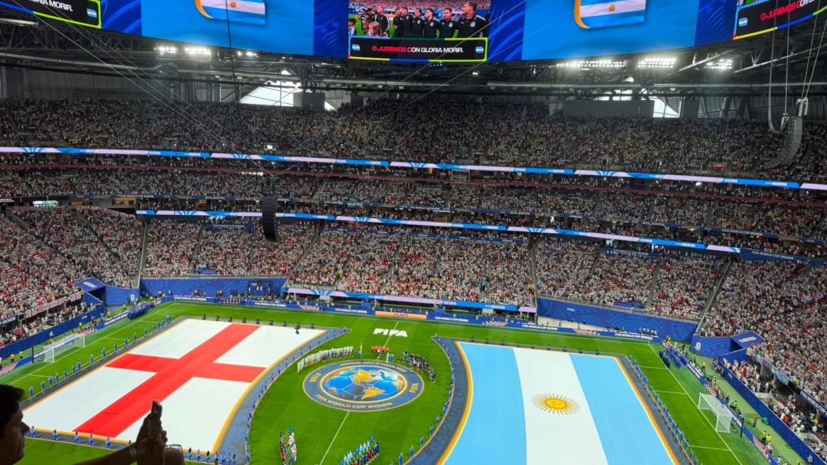 La afición argentina no respetó el himno inglés y el partido empezó caliente