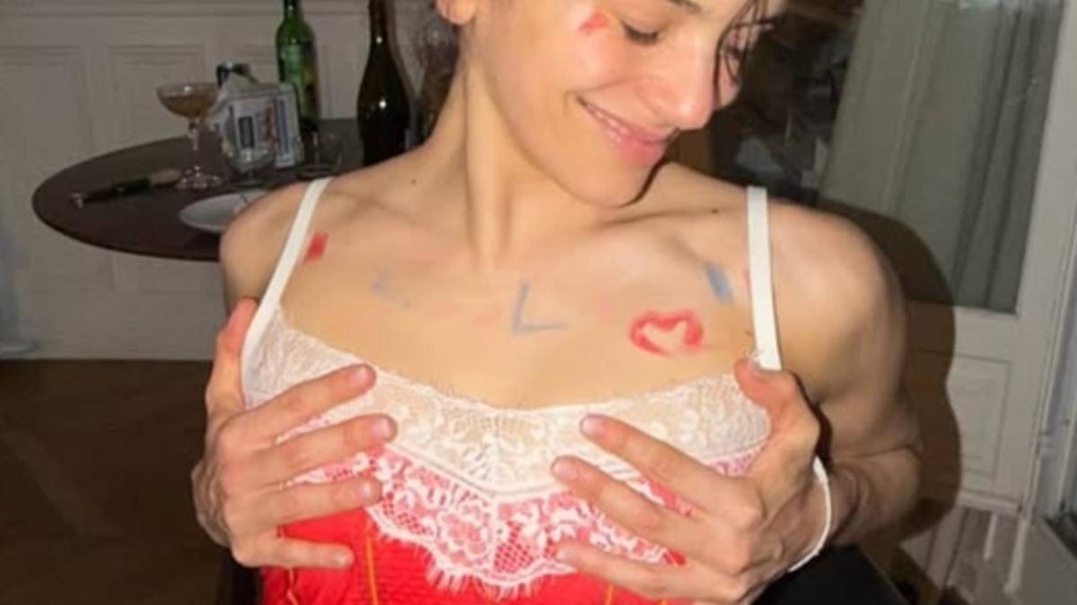 Rosalía manda un mensaje de amor con un top de España con encajes: "Mi verano de FIFA y puntas"